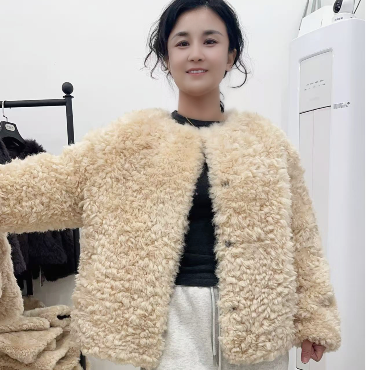 现货奶杏黄原皮原毛原生态皮毛一体女装