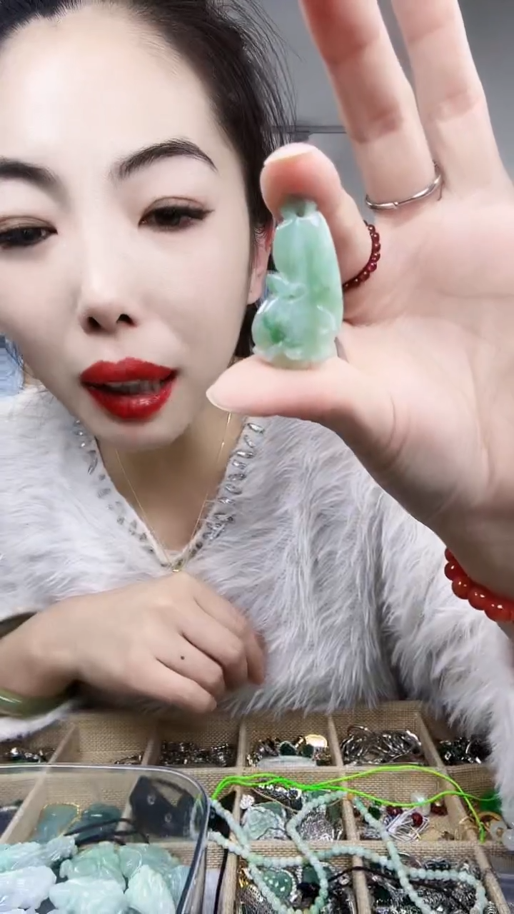 【闪购商品】翡翠颈饰未镶嵌白菜