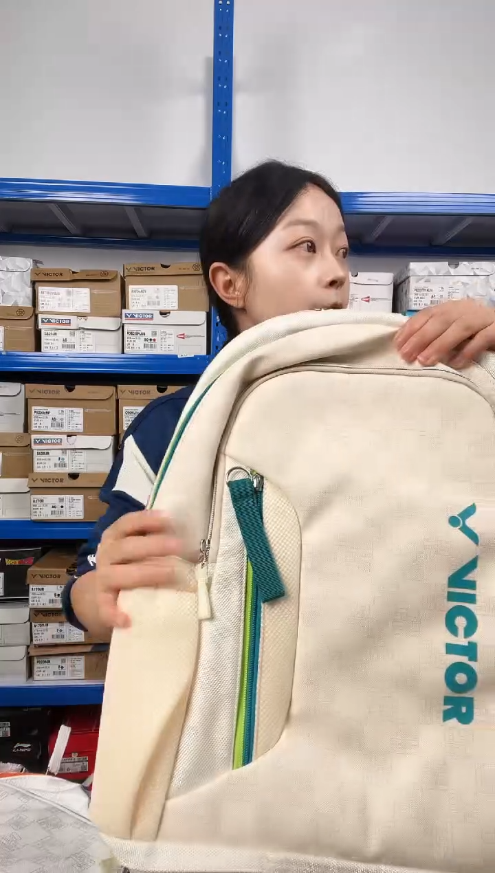 530号清仓衣服，不退不换！燕麦色双肩包 