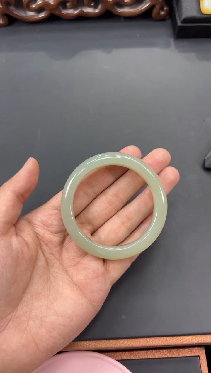 【闪购商品】和田玉手镯未镶嵌且末微色差近矿50+