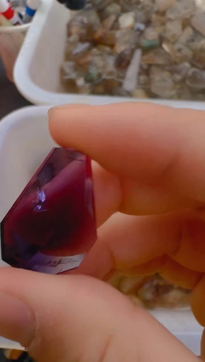 未镶嵌珠宝半成品水晶是****狼灰狼，水晶