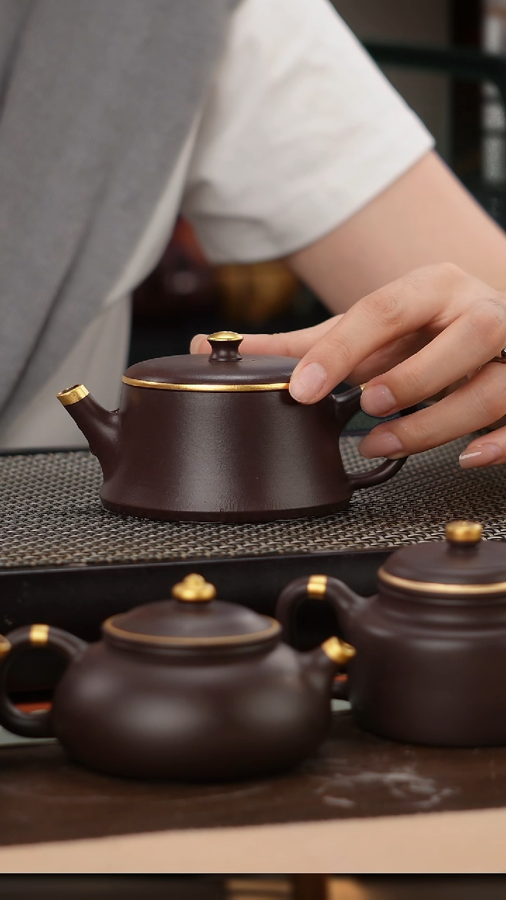 茶壶紫砂四号井茄皮紫泥描金云柱150cc