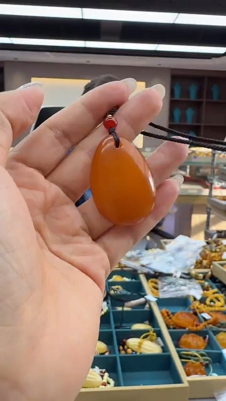 琥珀颈饰未镶嵌182秒拍号 假一罚三 