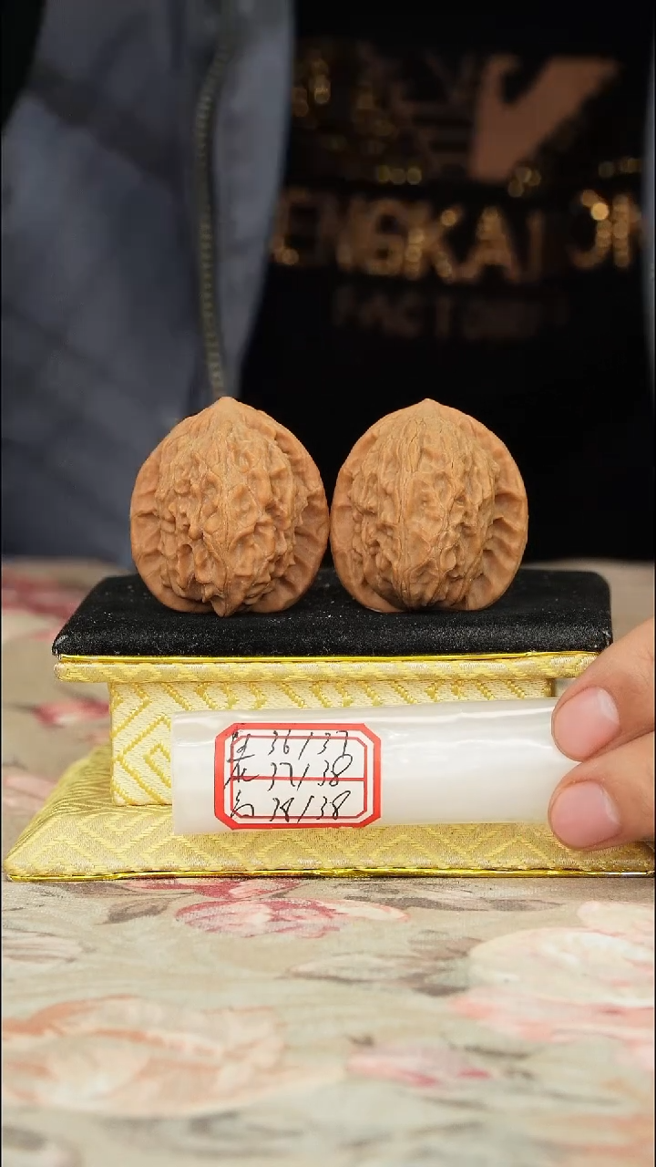 【闪购商品】文玩核桃把件罗家沟