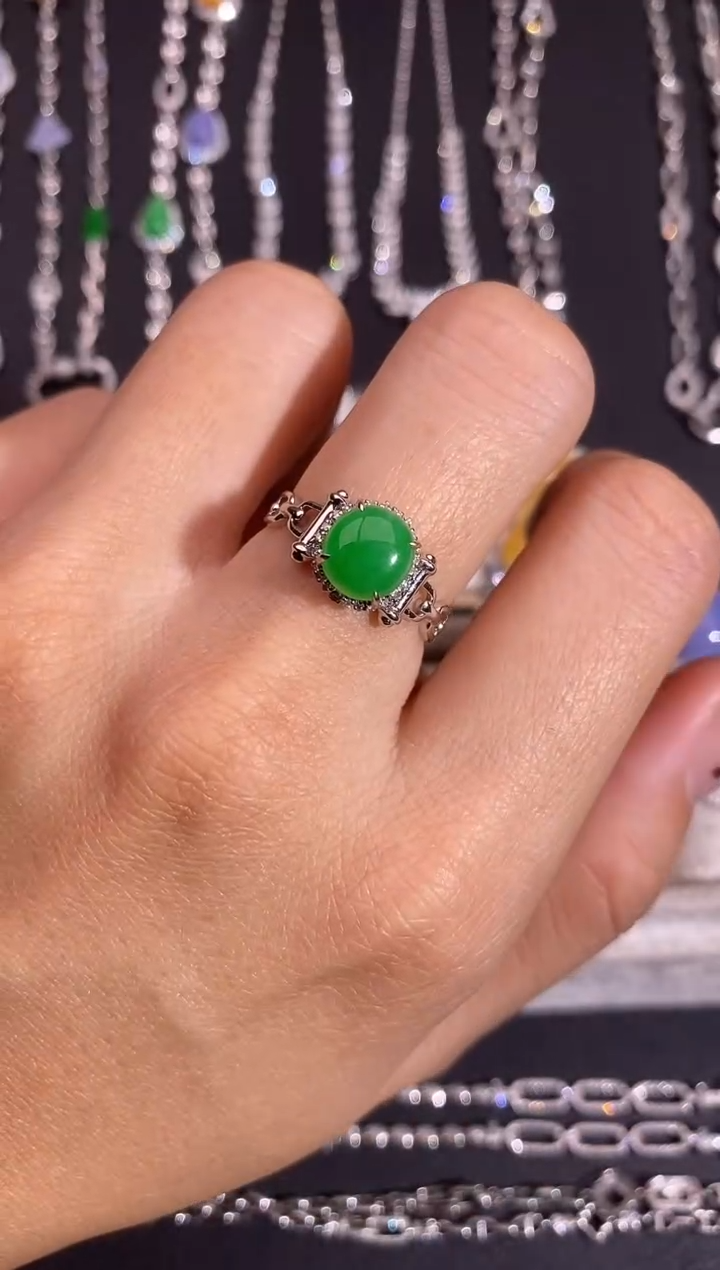 18K金镶嵌戒指翡翠戒指