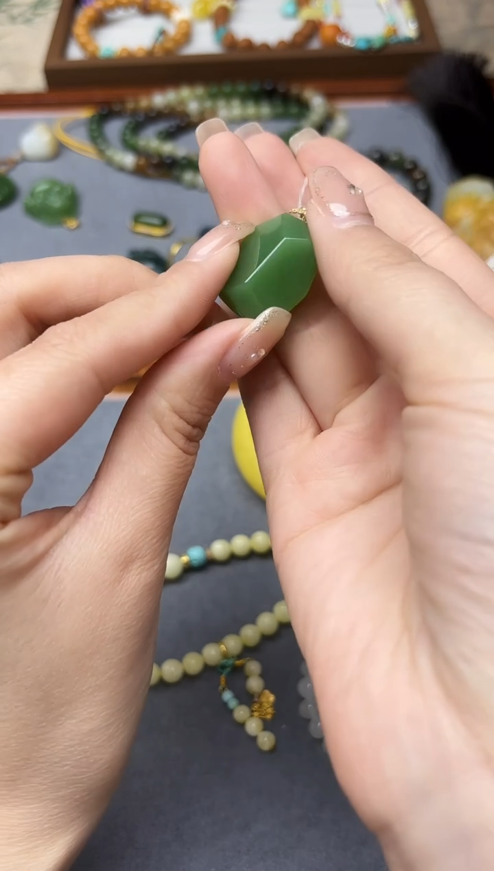 颈饰18K金镶嵌和田玉18K金和田玉吊坠XE赠链