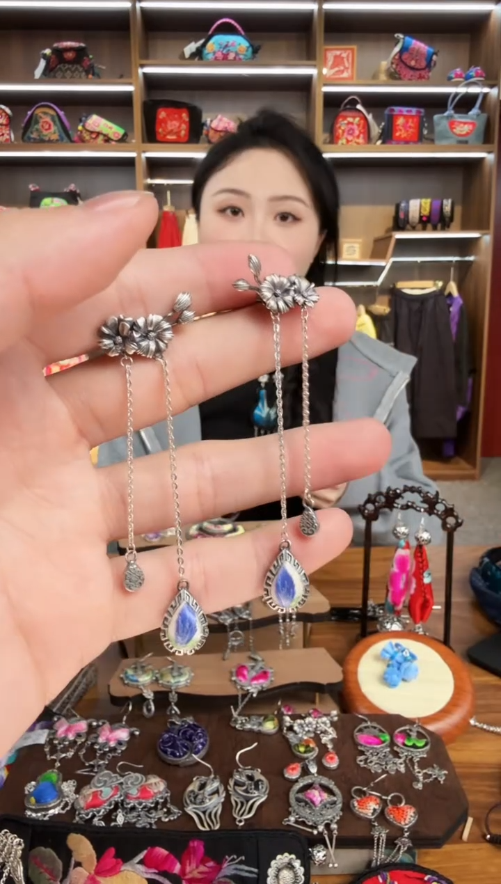 【闪购商品】织绣87蒙阿苏苗绣传承