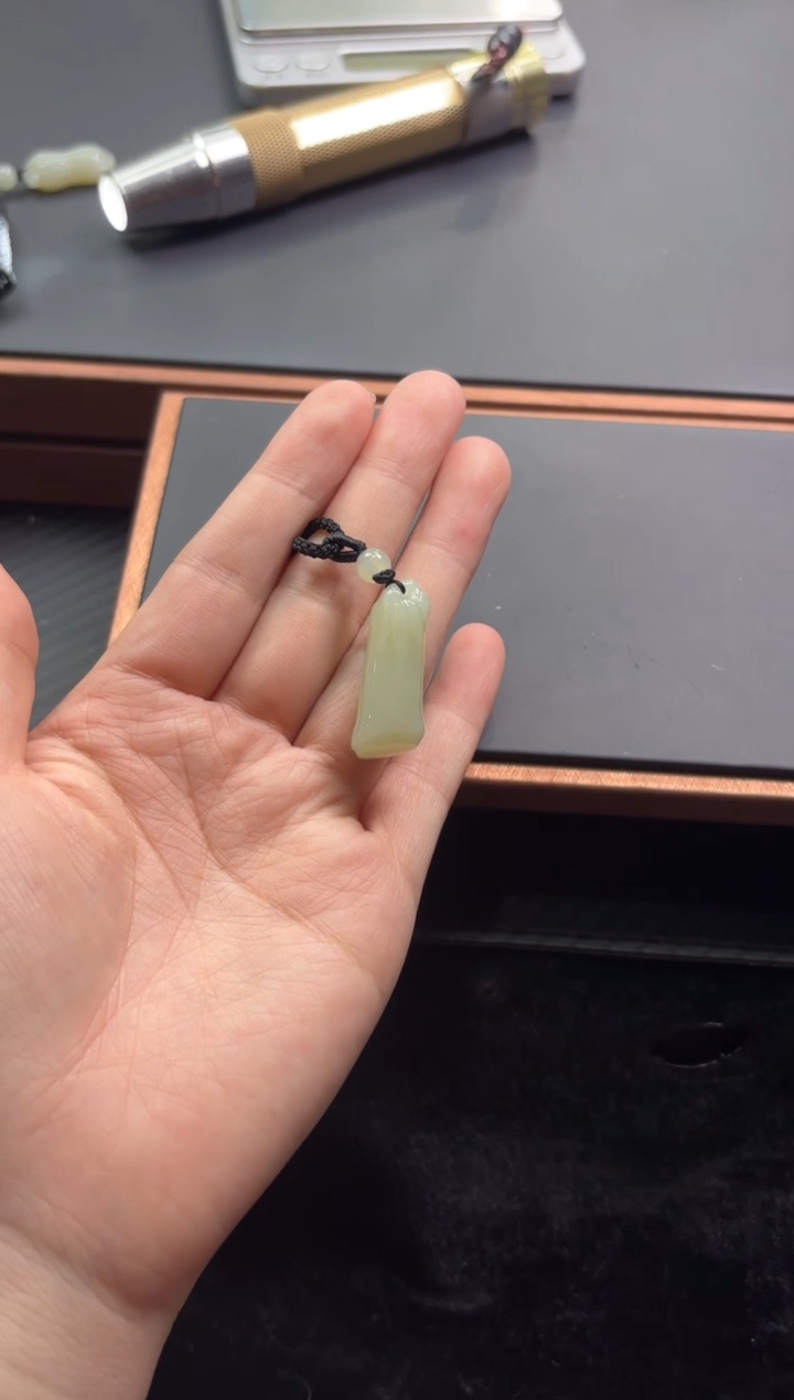 【闪购商品】和田玉吊坠(赠链)未镶嵌且末微色差近矿吊坠