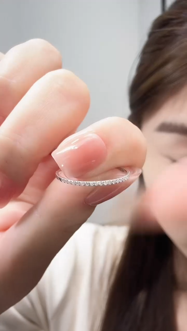 18K金镶嵌戒指钻石10分排戒