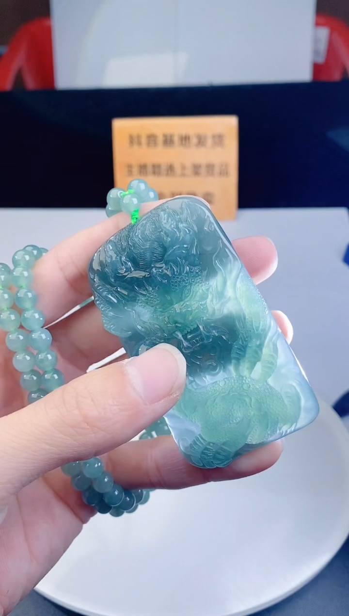 颈饰未镶嵌翡翠 