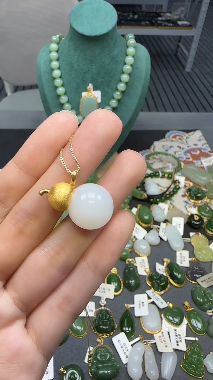 18K金镶嵌和田玉挂件 不含链