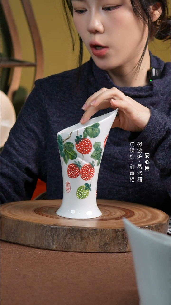 瓷景德镇高温手绘釉下彩筷子筒草莓