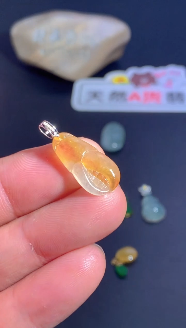 颈饰18K金镶嵌翡翠    