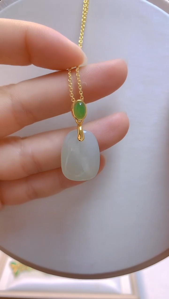 和田玉银S925镶嵌吊坠(赠链)一点绿无事牌