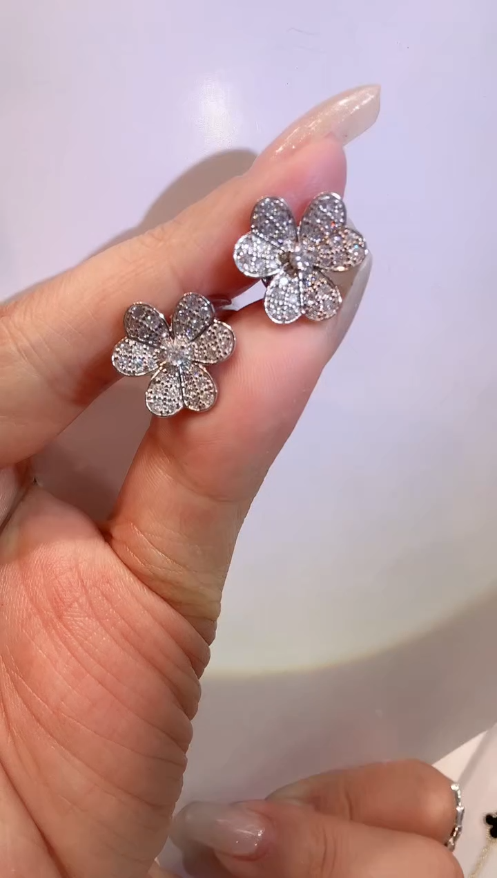 【闪购商品】钻石耳扣18K金镶嵌三叶草耳扣