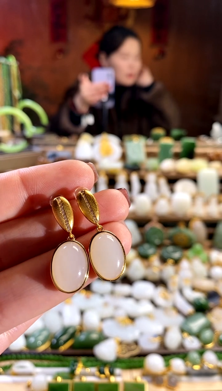 【闪购商品】和田玉耳饰银S925镶嵌。