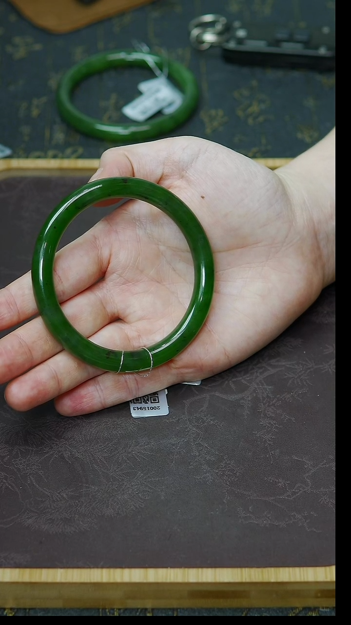 未镶嵌手镯和田玉58-59圈口胖圆条冰阳辣绿