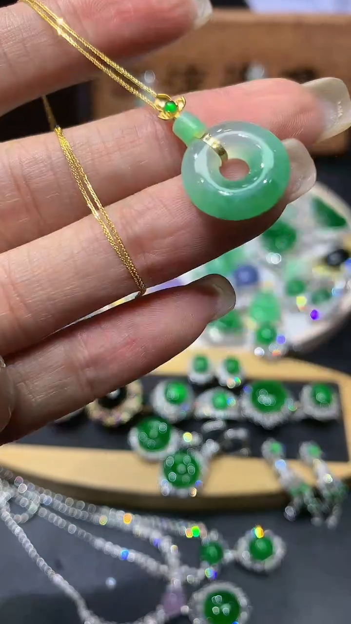 【闪购商品】翡翠颈饰18K金镶嵌团购