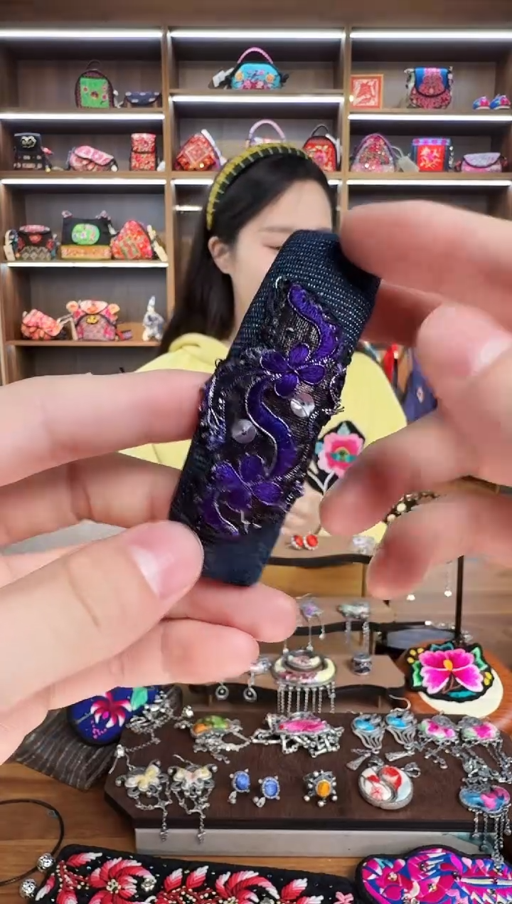 【闪购商品】织绣35蒙阿苏苗绣传承