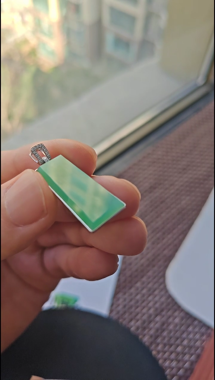 【闪购商品】翡翠颈饰18K金镶嵌翡翠颈饰18K金镶嵌