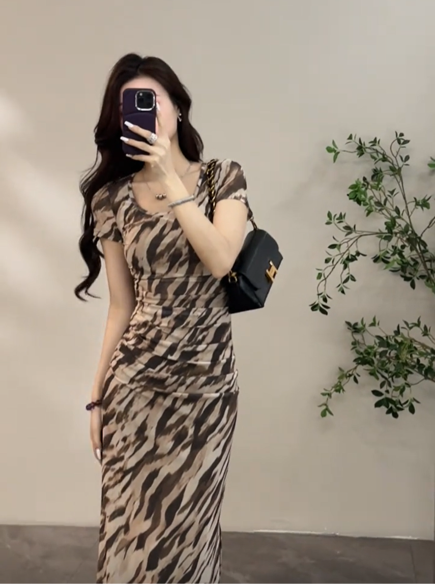 新款时尚长裙性感褶皱夏女装动物纹短袖包臀连衣裙