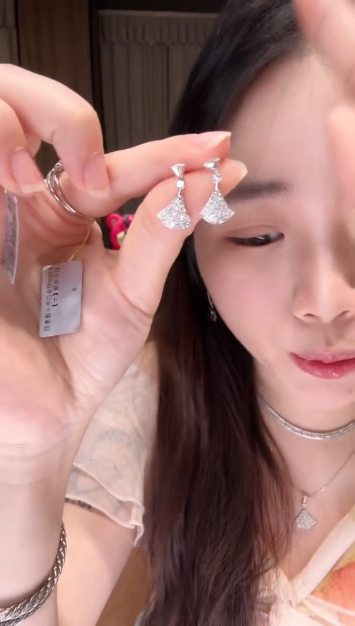 铂Pt950镶嵌耳饰钻石裙子耳钉