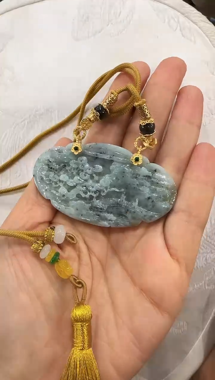 翡翠未镶嵌颈饰国风