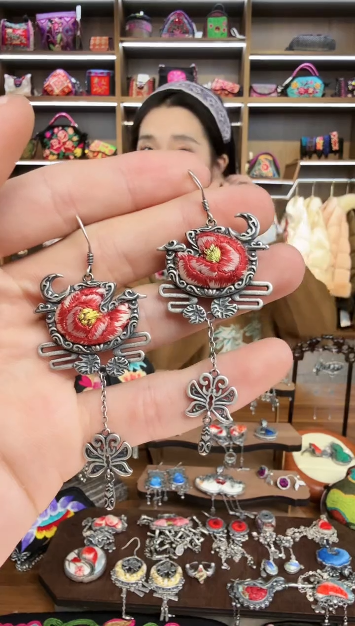 【闪购商品】织绣137蒙阿苏苗绣传承