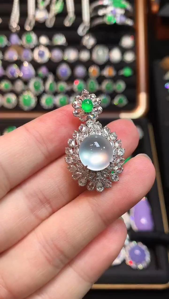 吊坠(赠链)18K金镶嵌翡翠玻璃种双眼皮极光白蛋面吊坠