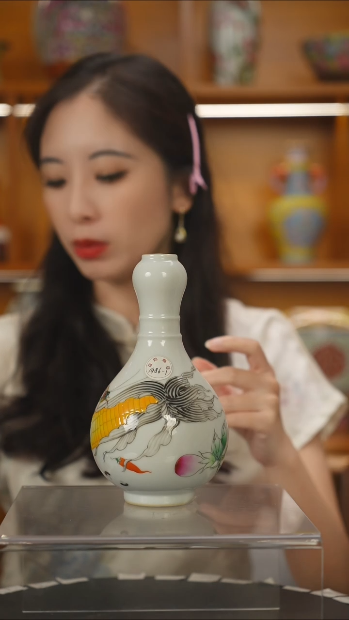 其他粉彩玉米蝈蝈蒜头瓶一只