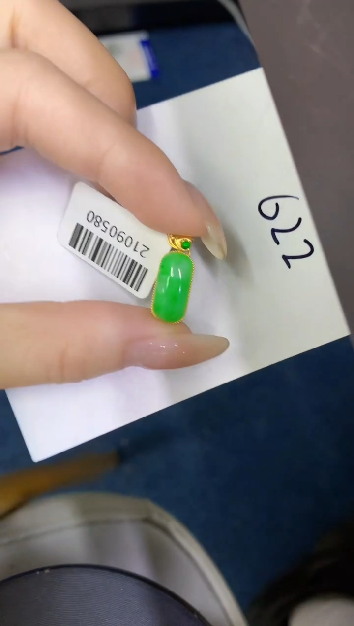 翡翠18K金镶嵌颈饰缅甸天然翡翠A货