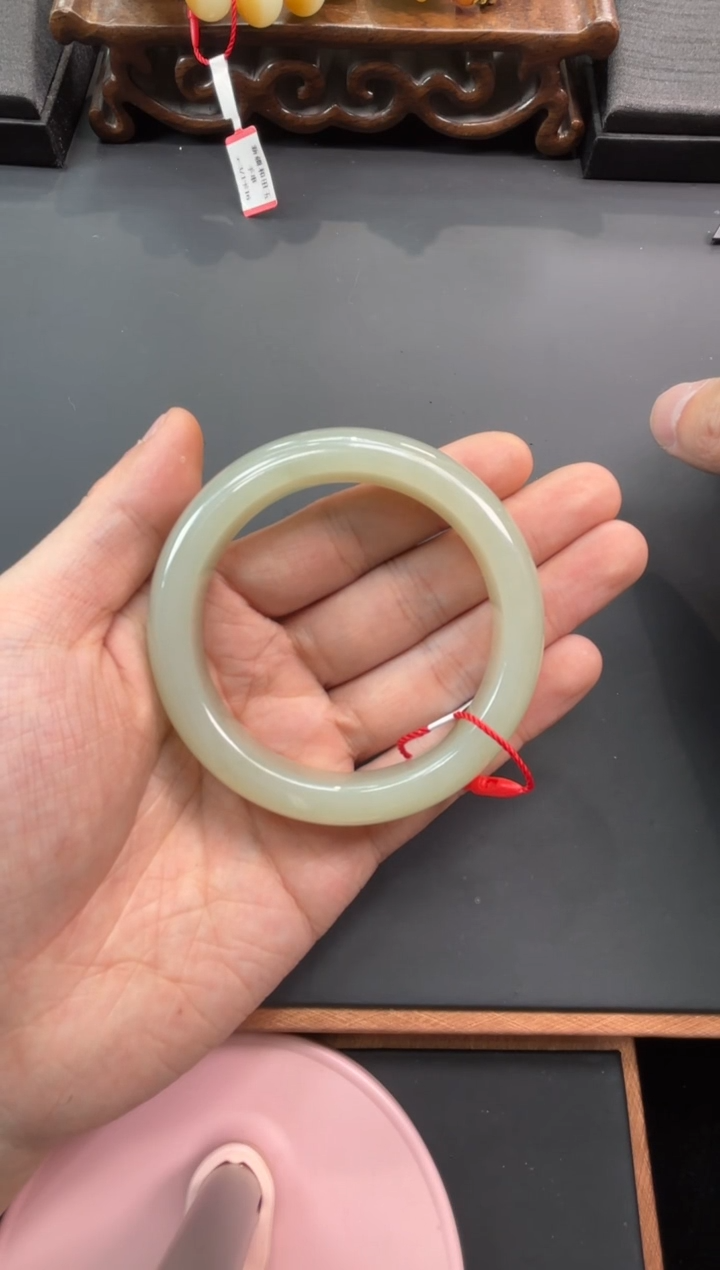 【闪购商品】和田玉手镯未镶嵌且末微色差近矿59+