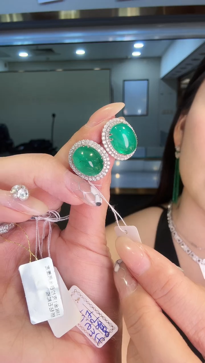18K金镶嵌耳饰祖母绿16.86ct