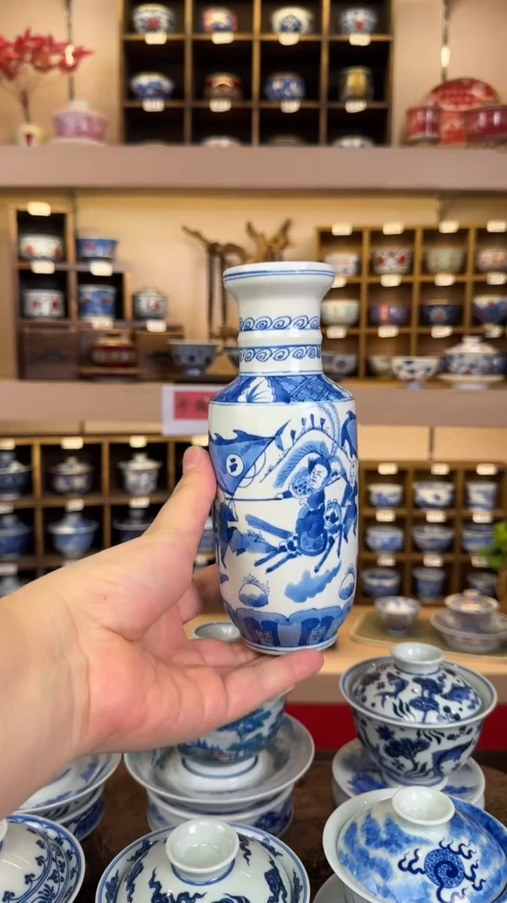 手绘青花人物摆件
