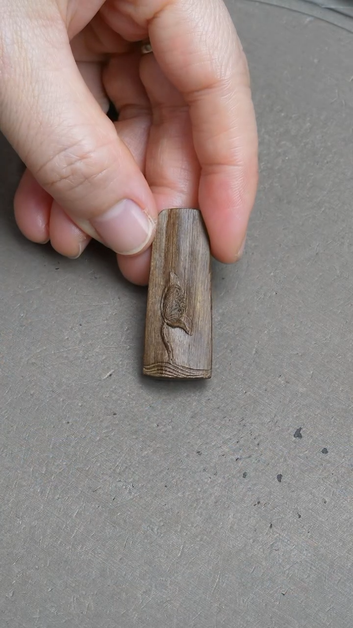 【闪购商品】沉香吊坠沉水印尼红土沉香2.3克雕刻挂件