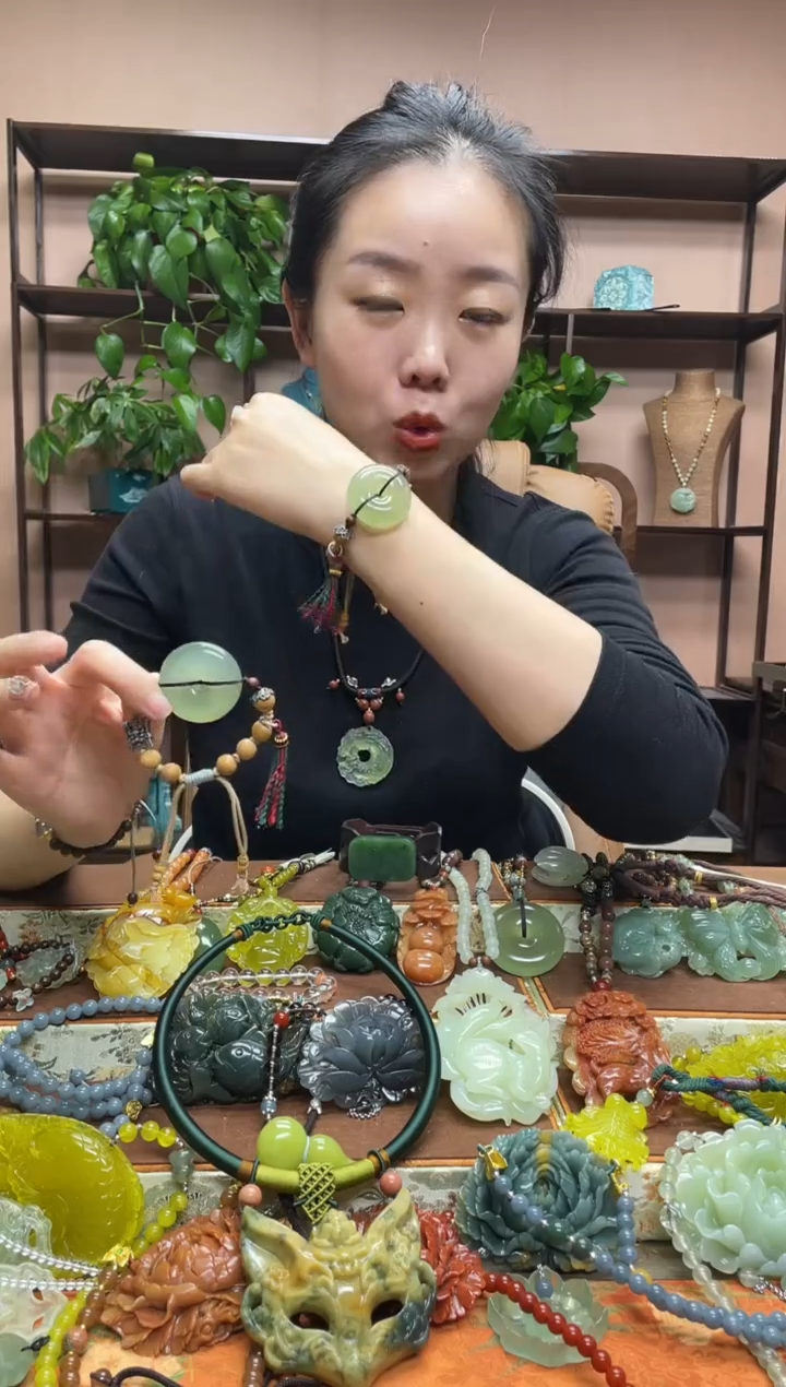 未镶嵌岫玉吊坠多样性发货发其中之一