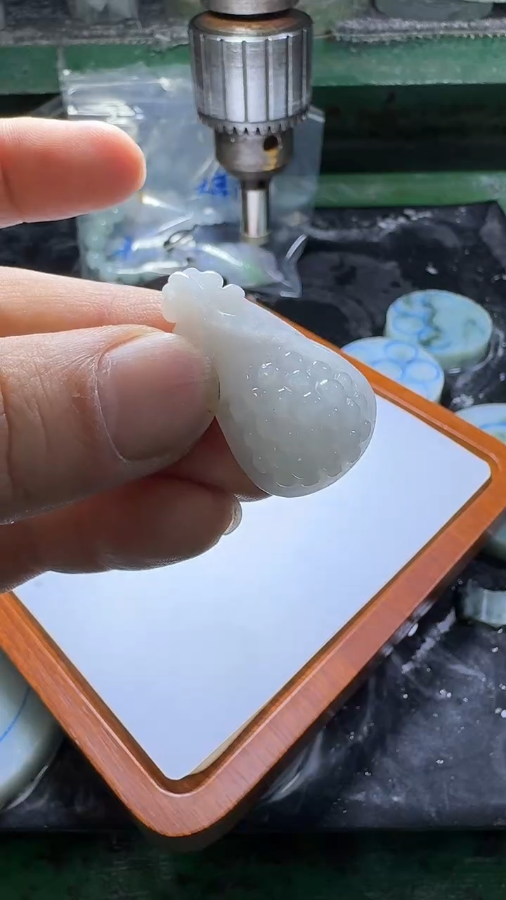 翡翠未镶嵌颈饰挂件