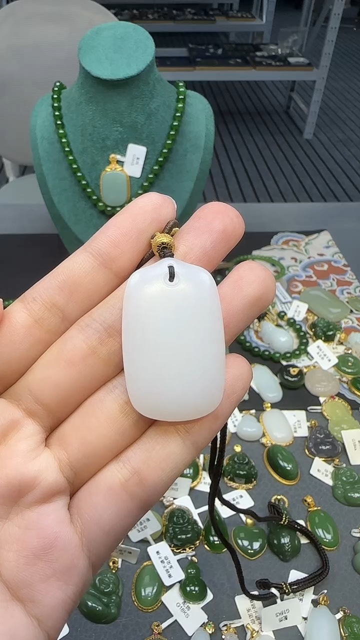 18K金镶嵌和田玉挂件1