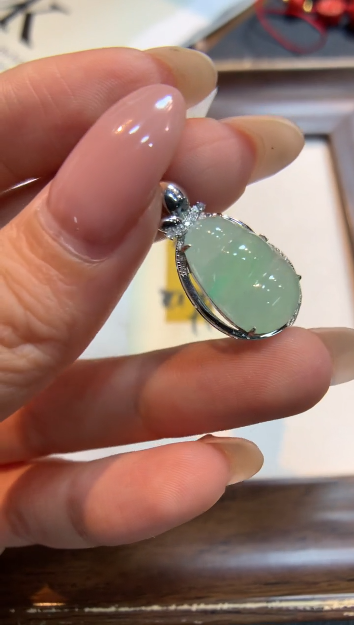 颈饰18K金镶嵌翡翠福豆