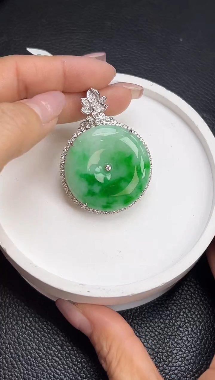 【闪购商品】翡翠颈饰18K金镶嵌平安扣