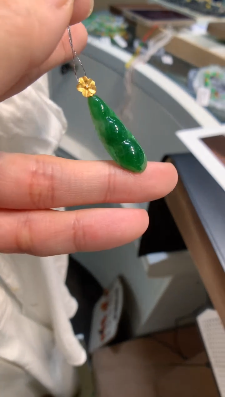 颈饰18K金镶嵌翡翠福豆