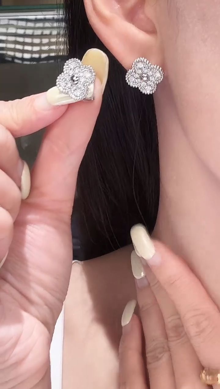 铂Pt950镶嵌耳饰钻石四叶花满钻耳扣