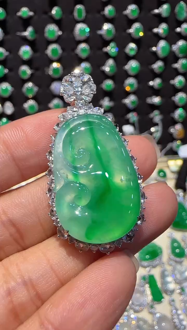 【闪购商品】翡翠吊坠(不含链)18K金镶嵌如意