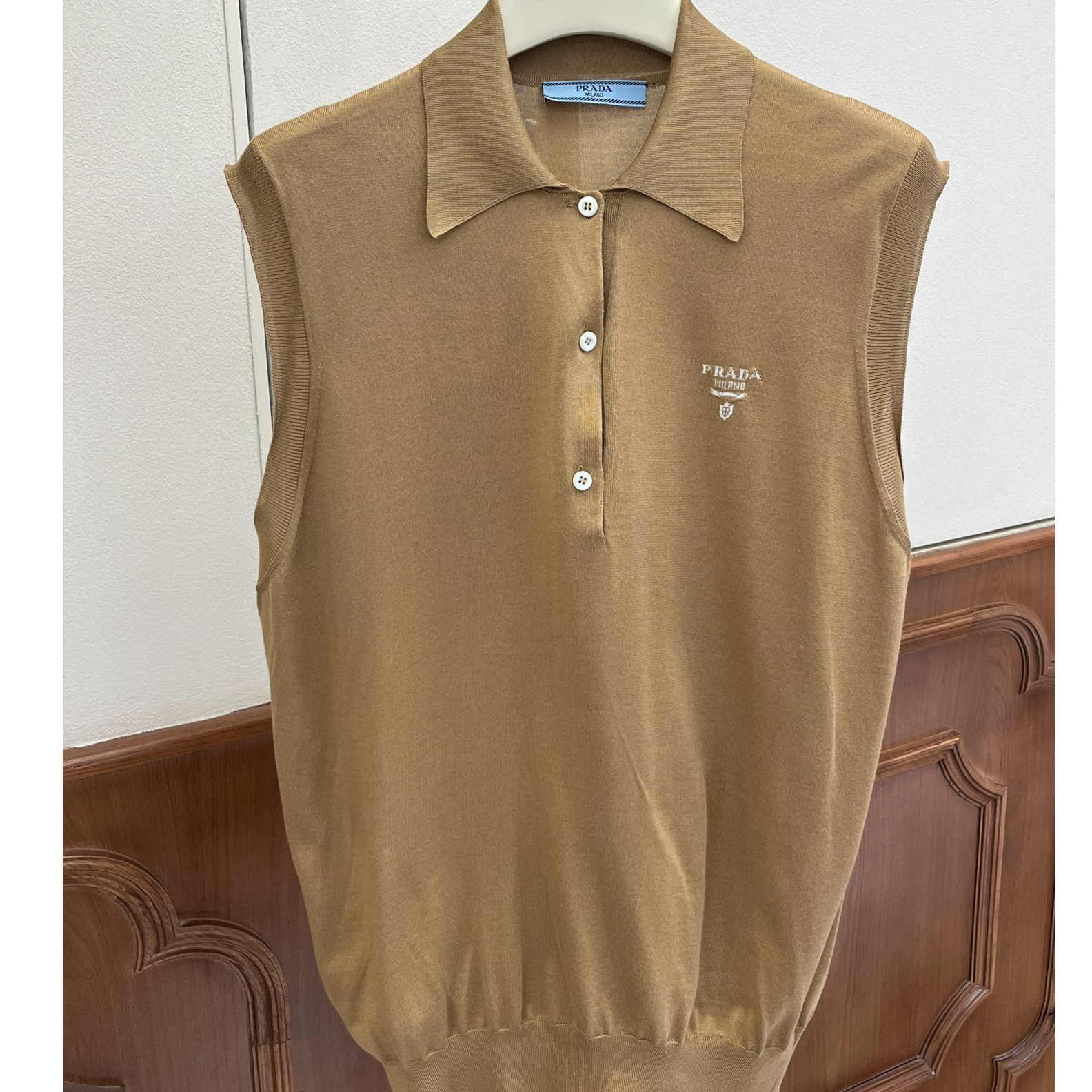 95新 Prada/普拉达 千禧一代-卡其色无袖丝质Polo衫10761783