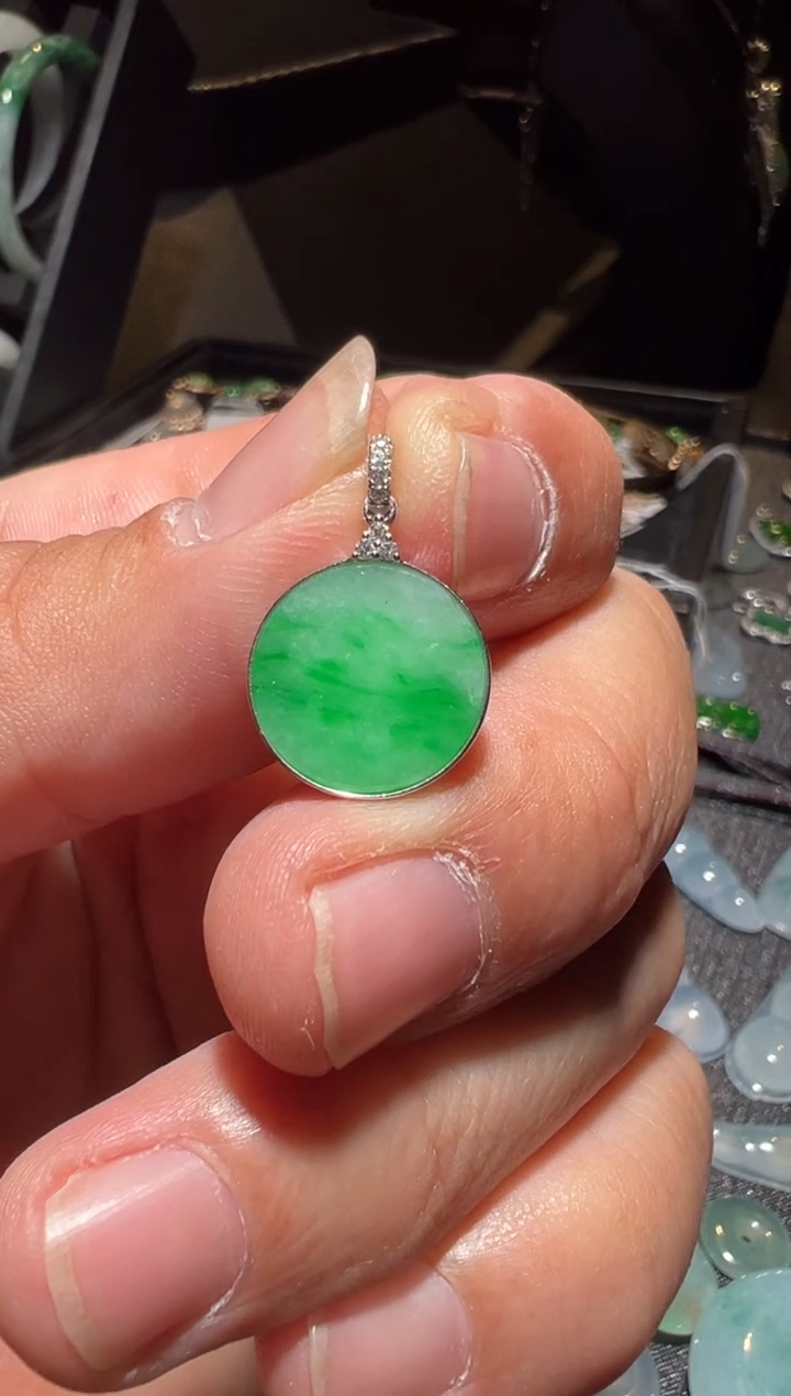 颈饰9K金镶嵌翡翠翡翠无事牌。