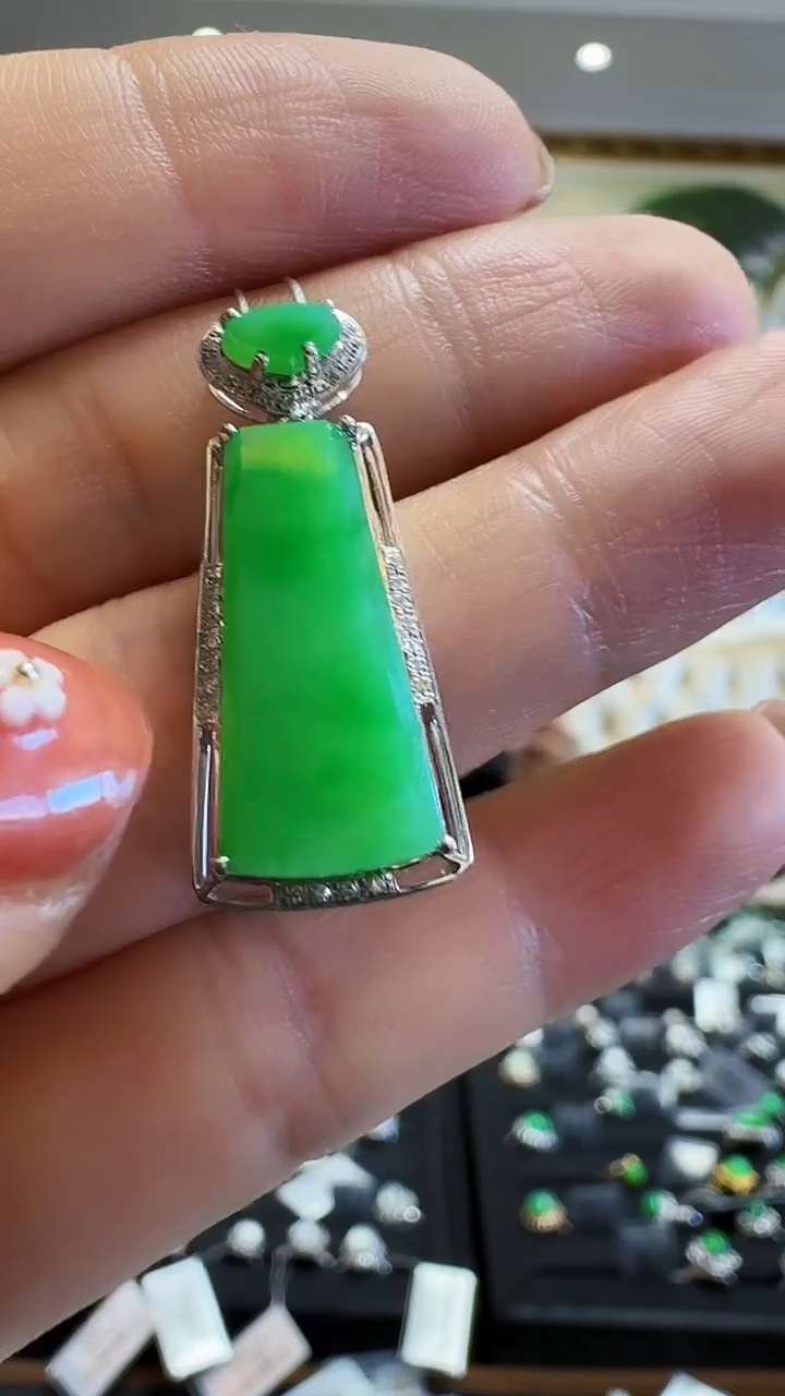 【闪购商品】翡翠吊坠(不含链)18K金镶嵌吊坠