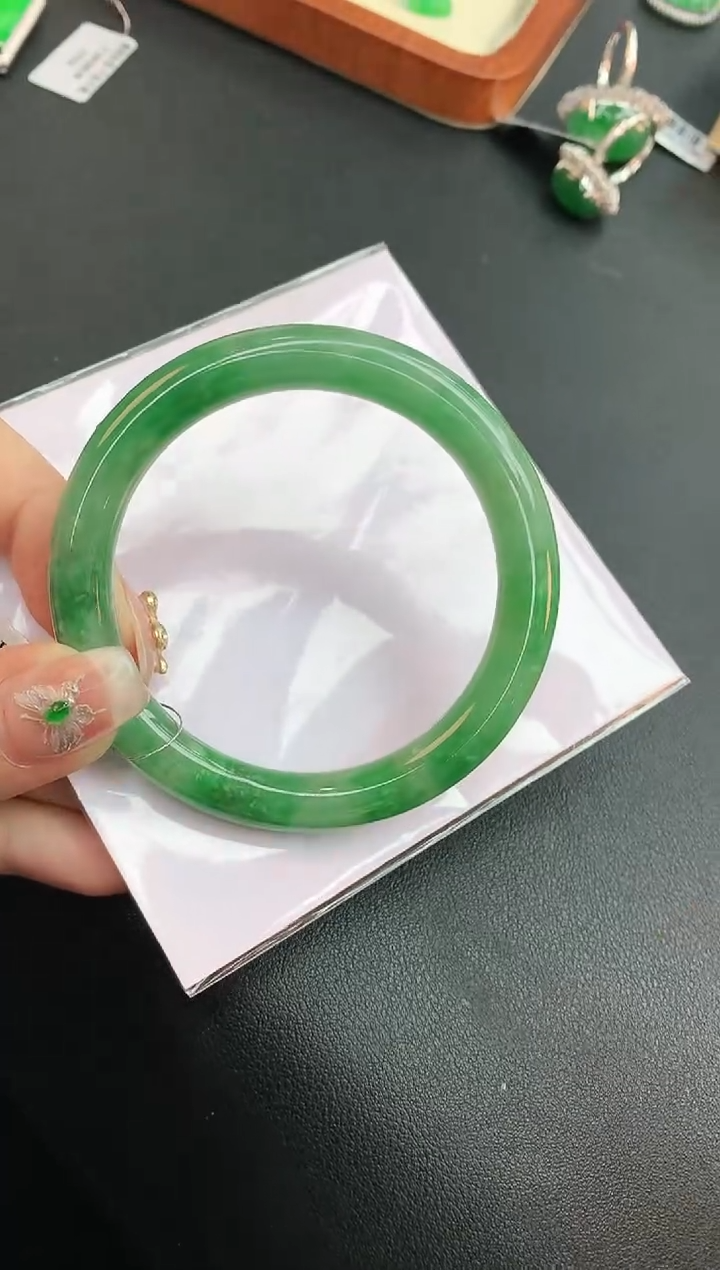 【闪购商品】翡翠手镯未镶嵌赠礼盒证书 珍珍