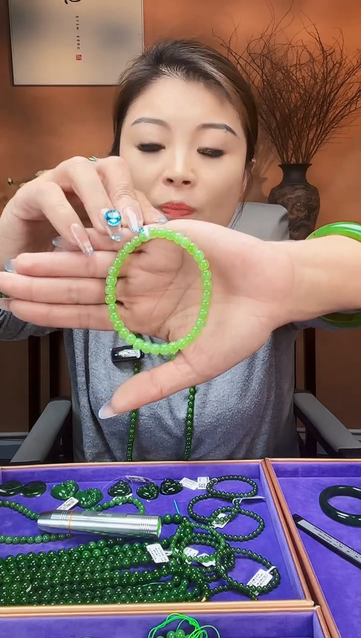 未镶嵌手串和田玉卡6乌兰海苹果绿老型 多样性发一