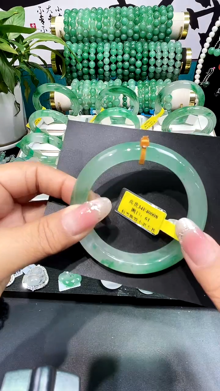 未镶嵌手镯石英质玉（非洲翠）豆**妈手镯