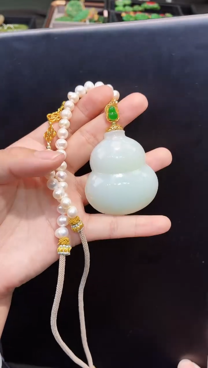 吊坠(赠链)18K金镶嵌和田玉54多样性发一